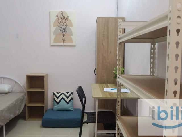 Chinese male, landed, 2 storey house, near shops, big parking, bukit serdang, w wifi+gas+water+electric+cleaning