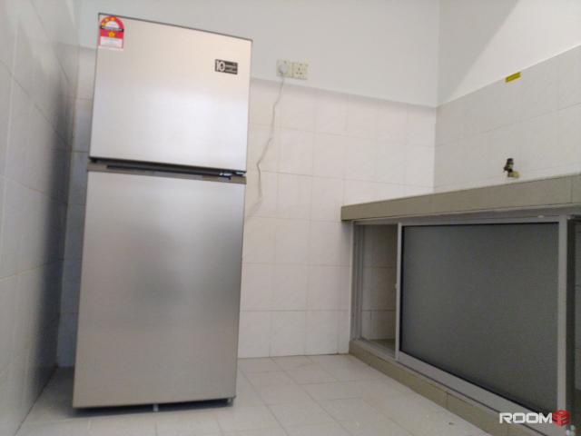 CHINESE FEMALE UNIT Middle room with shared bath for Rent, TAMAN DESA