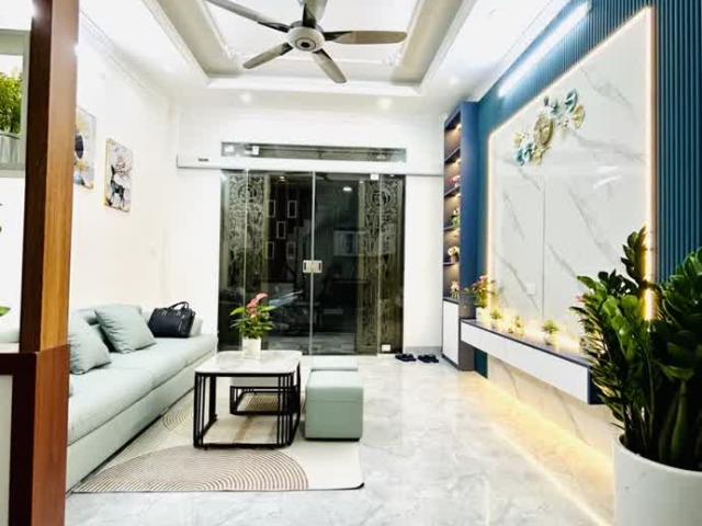 Chính chủ bán gấp nhà Tân Mai Hoàng Mai 40m2 5m mặt tiền 5 tầng chỉ hơn 6 tỷ kinh doanh sầm