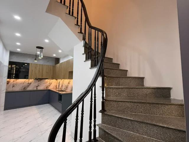 Chính chủ bán gấp nhà mới, ngõ kề ô tô, DT 40m2, 4 tầng, Ngõ 269 Thịnh Quang, Đống Đa. Giá 7,5 tỷ