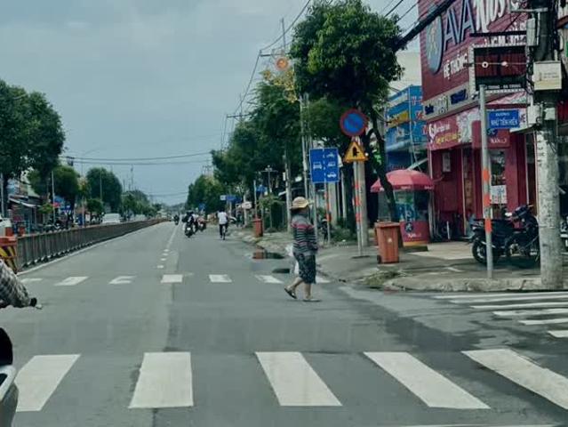 Chính chủ bán gấp lô đất góc 2 mặt tiền đường lớn khu chợ việt kiều đường liêu bình hương