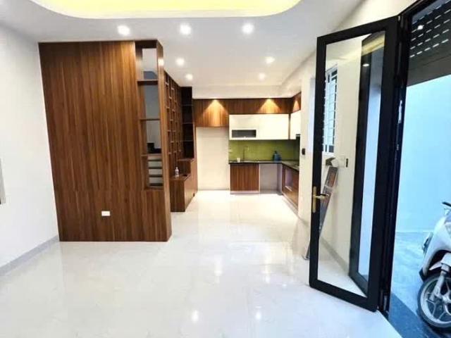 Chính chủ bán nhà Lạc Long Quân – 75m², 5 tầng, ngõ thoáng, giá hấp dẫn