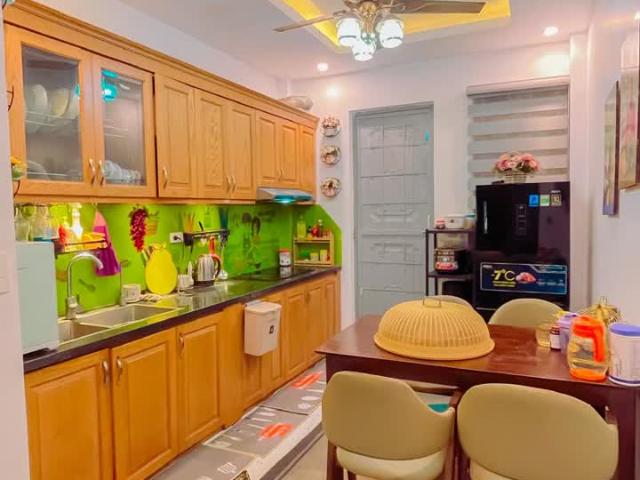 Chính chủ bán nhà 3 tầng mới xây, dt 35m, sổ đỏ sẵn, để lại nội thất. Vào ở ngay