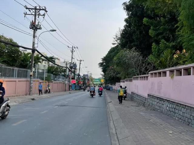 Chính chủ cần bán nhà mặt tiền ngang 7,5m, đường Lê Văn Việt, Quận 9, vị trí đắc địa, thiện chí bán