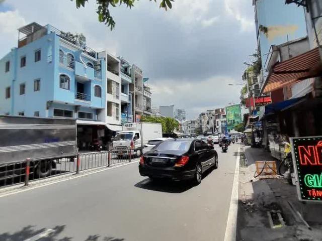 Chính chủ cần bán nhà riêng 1 trệt 4 lầu, tổng diện tích xây dựng 200m2, giá bán 15tỷ2