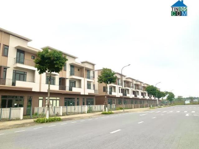 Chính chủ cần bán gấp căn nhà phố 3 tầng trục đường lớn khu Centa