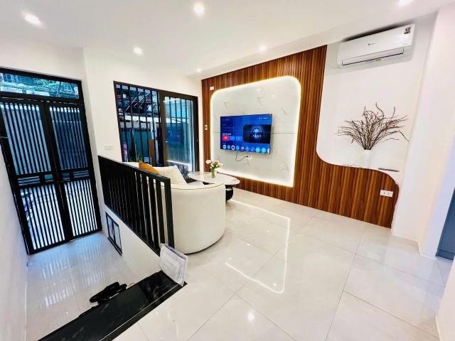 Chính chủ gửi bán nhà tập thể tầng 1 Nghĩa Tân, nhà đẹp, đủ nội thất, vỉa hè, kinh doanh, ô tô đỗ cửa