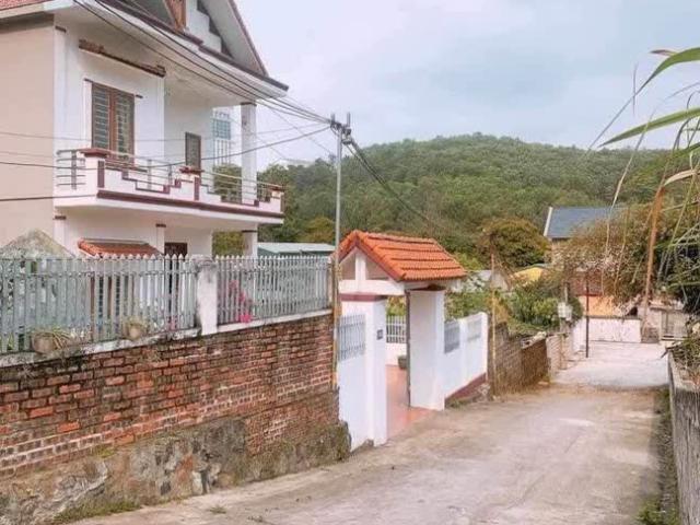Chính chủ gia đình chuyển định cư CẦN BÁN nhà 2 tầng mái thái tại Hà Trung, Hạ Long