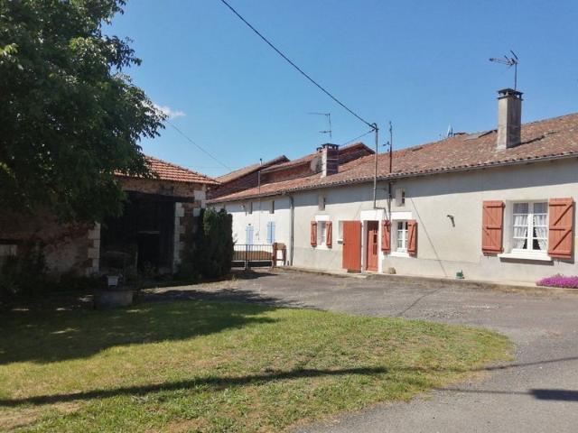 Chirac maison avec grange, terrain et source d'eau petite exploitation