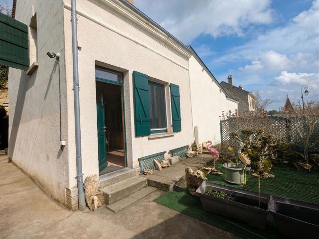 Chisseaux Maison de bourg avec caves troglodytes et potentiel de division