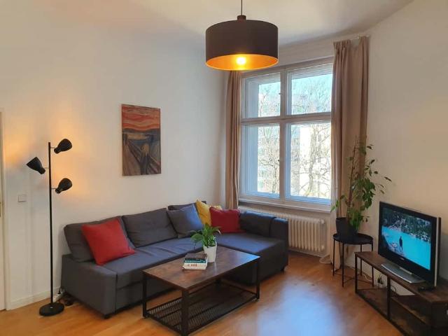 Chloe Helle & charmante Dreizimmer Altbau Wohnung mit Balkon in Schöneberg