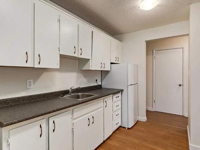 Christopher's Place 3 Bedroom Apartment for Rent at 10315 156 St Nw, Edmonton, AB T5P 2R4 Canora