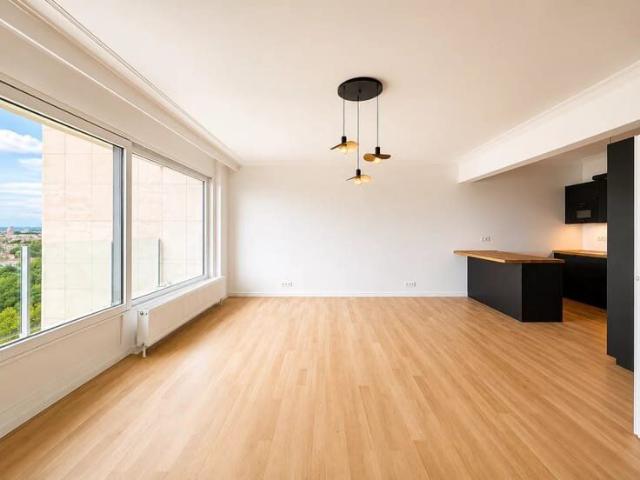Churchill: 2 Bedroom Apartment + Panoramic View