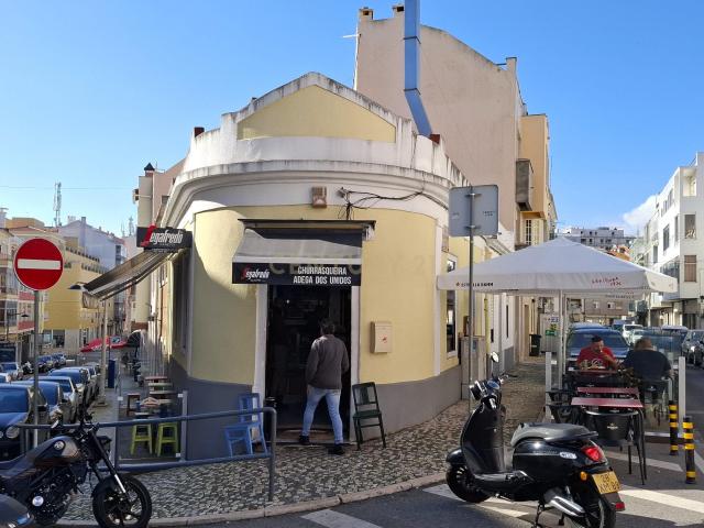 Churrasqueira restaurante com duas esplanadas, a funcionar há mais de 30 anos, renda 750,00€