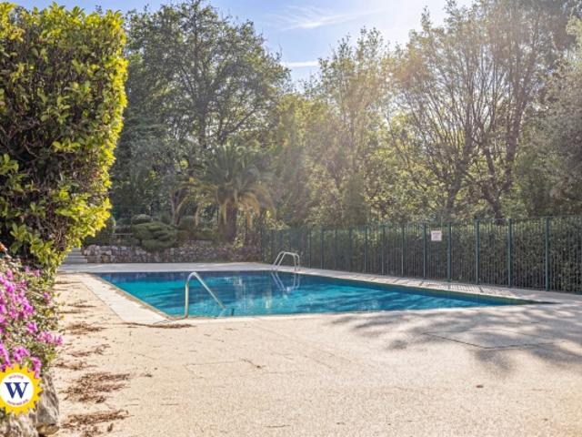CIMIEZ 2 PIECES TERRASSE RESIDENCE AVEC PISCINE PARKING ET CAVE