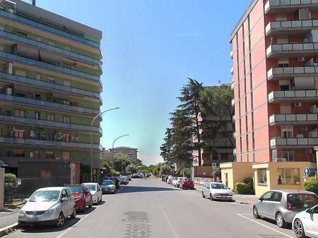 Cinecitta' soleggiato monolocale arredato