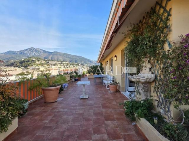 Cinq pièces en dernier étage avec vaste terrasse, belle vue mer et montagnes, cave et garage