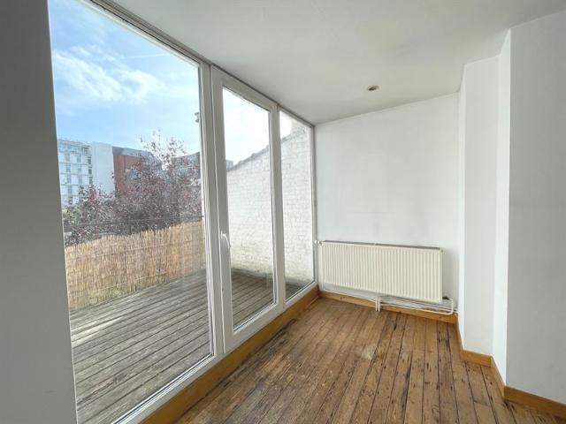 Cinquantenaire! Appartement Meublé, 1 chambre avec terrasse !