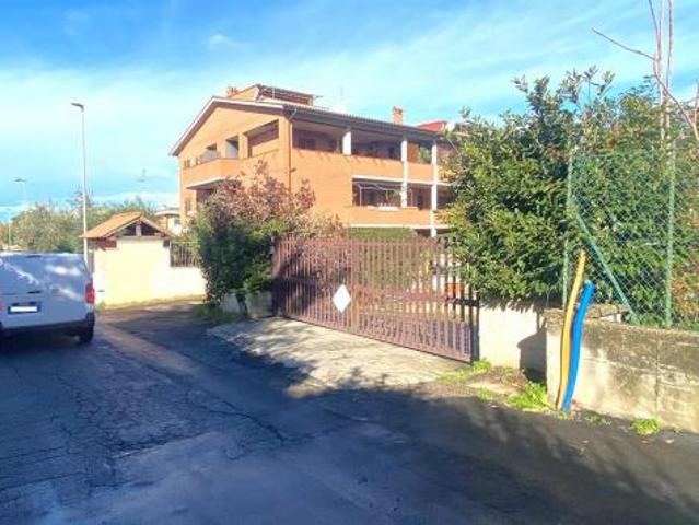 CIAMPINO RM Via Ancona. Ampio magazzino con due rampe carrabili