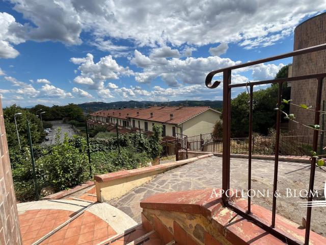 Cielo terra su tre piani con garage e giardino, Montefolloni. 92m² Torrita di Siena