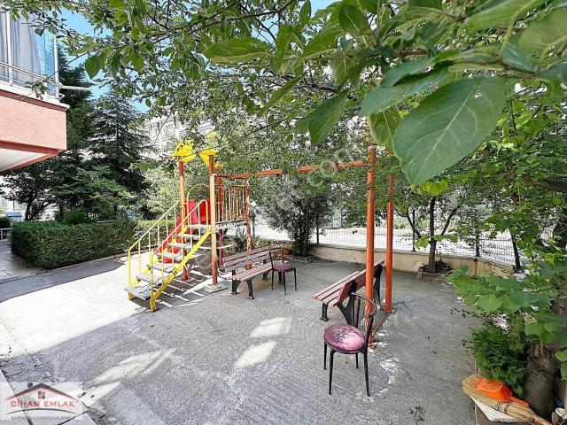 Cihan'dan Kapalı Otoparklı Ünsal Caddesi Üzerinde Katta Kiralık