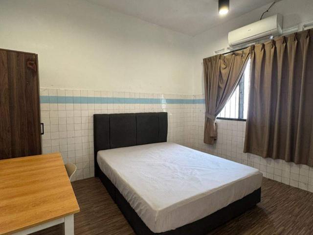CIQ ROOM FOR RENTLOW DEPOSIT Female Unit Middle Room Walking Distance to CIQ, Johor Bahru