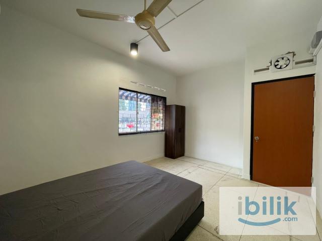 CIQ ROOM FOR RENTLOW DEPOSITCool Living Master Room at Taman Century Garden Johor Bahru, Johor