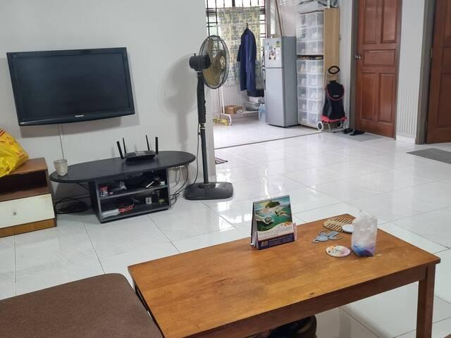 City Budget Rental Redhill MRT, Share Common Room with AC for Working Female Rental