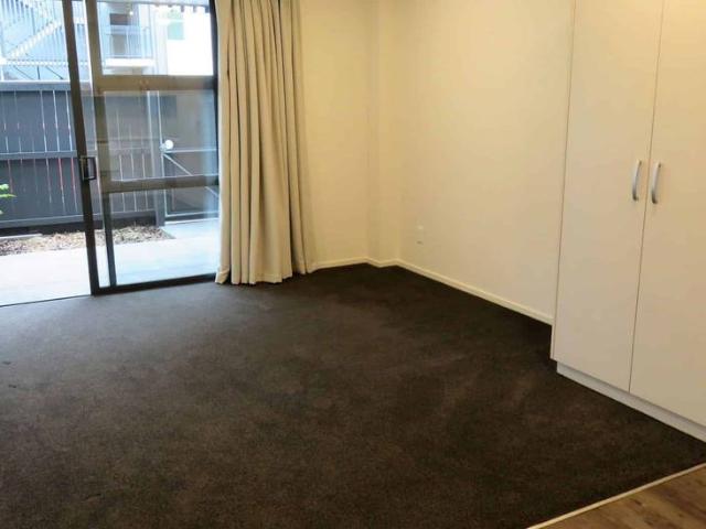 CITY CENTRE 1 BEDROOM APARTMENT, 1 OFF STREET PARK