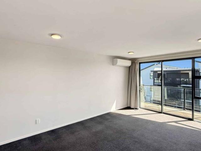 CITY CENTRE 2 BEDROOM APARTMENT, 1 OFF STREET PARK