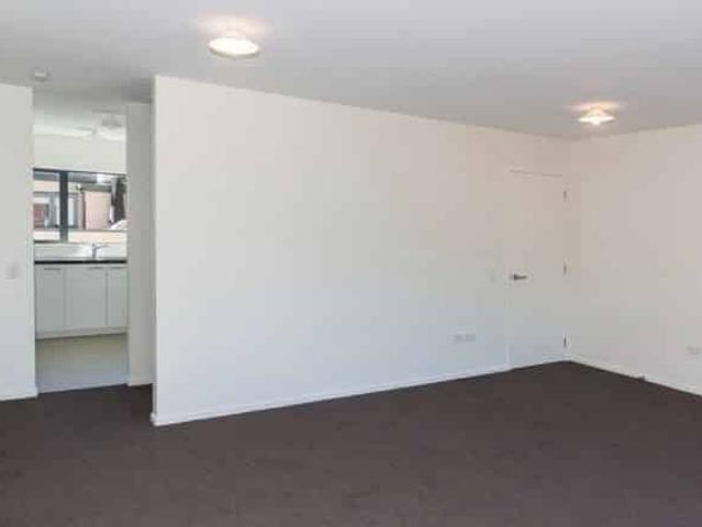 CITY CENTRE THREE BEDROOM TOWNHOUSE, HEAT PUMP, DOUBLE GARAGE
