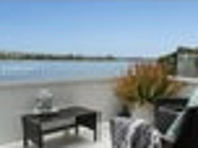 City living, spectacular views, two carparks