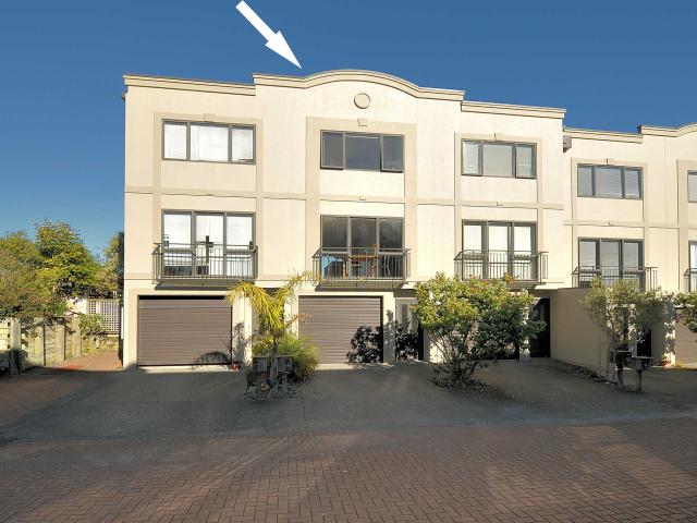 City Views & Spacious Townhouse
