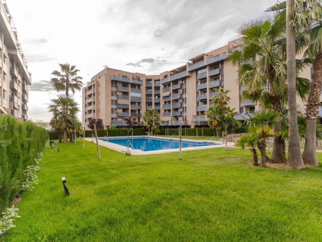 Ciudad de la Luz | 2 dormitorios + 2 baños | Terraza, garaje, piscina y alta demanda