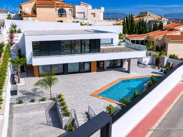 Nowoczesna villa z basenem i widokami, gotowa do zamieszkania