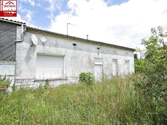 CIVRAC en MEDOC, maison de type T3 de 80 m2 env + dépendance attenante de 120 m2 env. sur 1225 m2 envi
