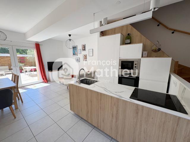 Civrieux: Maison de village 2ch + bureau terrasse deux stationnements