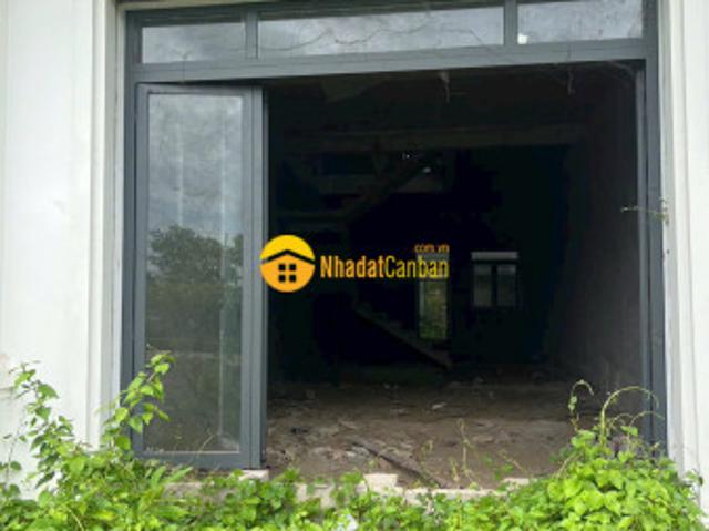 Có 2 căn nhà thô liền kề 1 trệt 3 lầu 1 sân thượng mặt tiền đường d6a đường võ văn kiệt vĩnh long