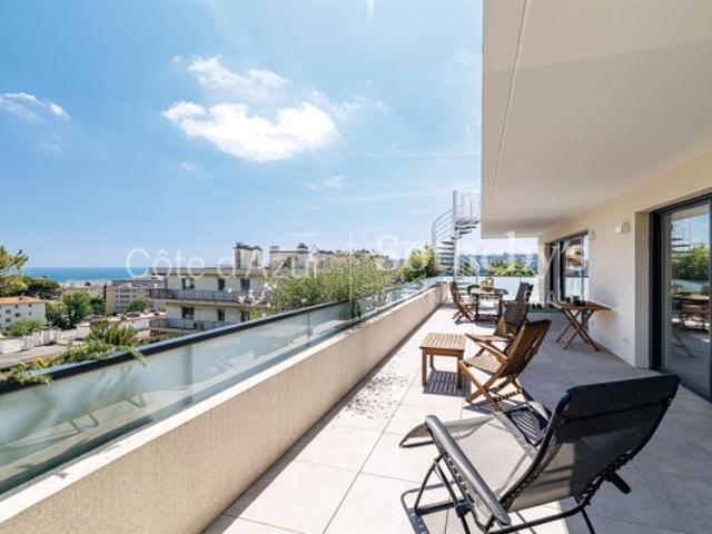 Co exclusivité appartement contemporain en toit terrasse avec vue mer à Nice