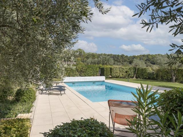 CO EXCLUSIVITÉ: Élégante Maison aux Pinchinats: Tranquillité e
