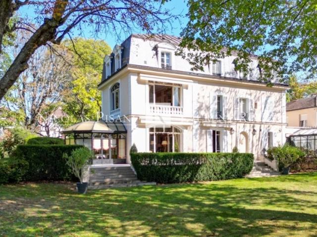 EXCLUSIVITÉ Le Vésinet Élégante maison de maître au cœur d'un parc arboré