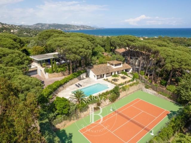 CO EXCLUSIVITÉ SAINTE MAXIME VILLA MODERNE PISCINE TENNIS PROCHE DES PLAGES