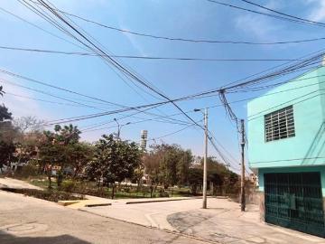Comas Vendo Casa en esquina frente a Parque