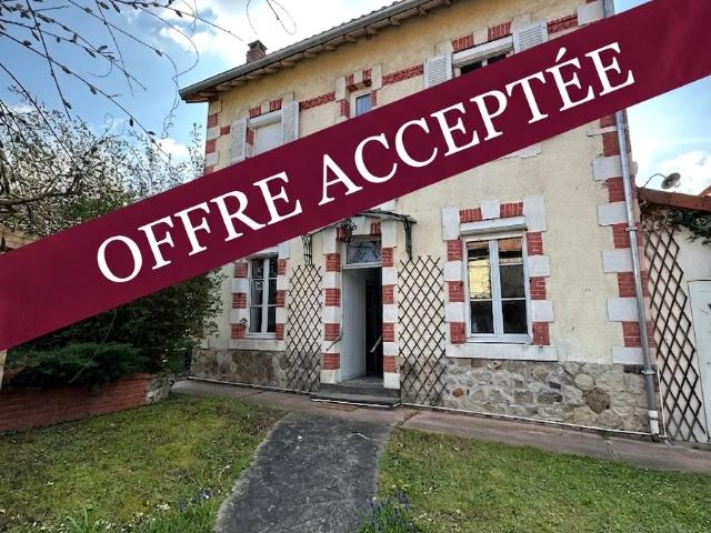 COMBRONDE Maison de caractère avec fort potentiel et grand jardin