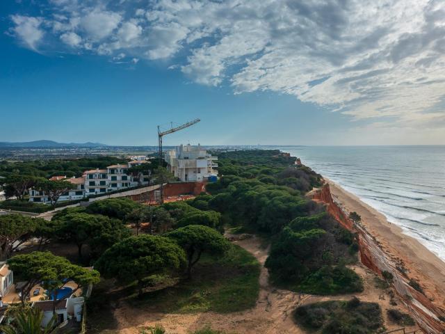Comercial para comprar em Olhos de Água, Portugal