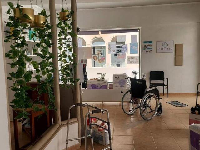 Comércio diverso em Atouguia da Baleia de 128,00 m²