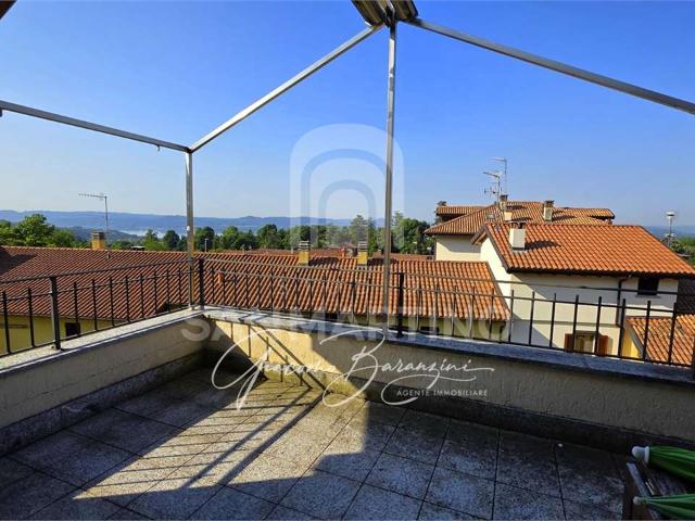 COMERIO TRILOCALE CON AMPIO TERRAZZO