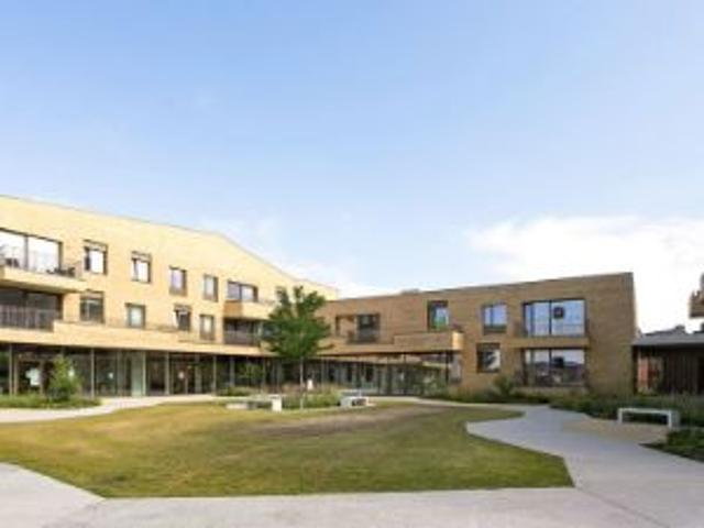 COMFORTABELE SERVICEFLAT MET ZEER RUIM TERRAS EN OPEN ZICHT