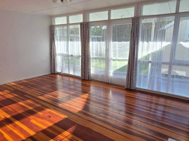Comfortable 4 bedroom house with private back garden