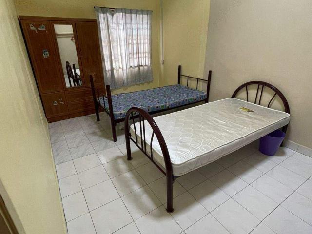 Comfortable & Affordable Middle Room for Rent – Female Non Muslim Only
